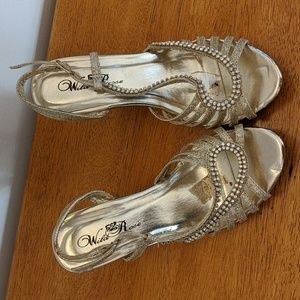 👾 Vintage Platinum Rhinestone Pumps